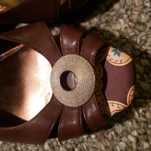 **LIGHTLY WORN** Anne Klein Brown Leather and Multi-Colored Satin Wedges - Picture 4 of 5